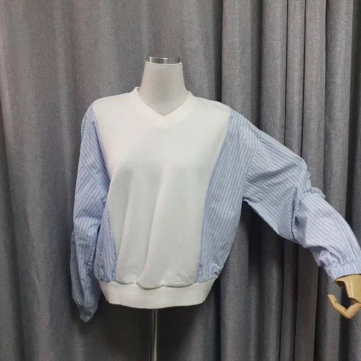 [BUNJANG] Striped V-Neck Sweatshirt / 스트라이프배색 브이넥 맨투맨