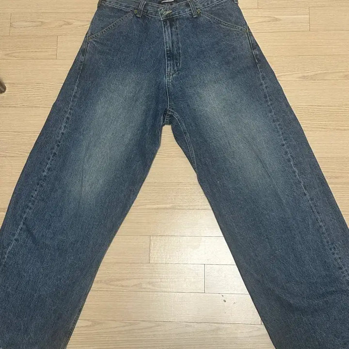 [BUNJANG] Hatching Room Wide Curve Jeans / [3]해칭룸 와이드 커브진 워시드 블루