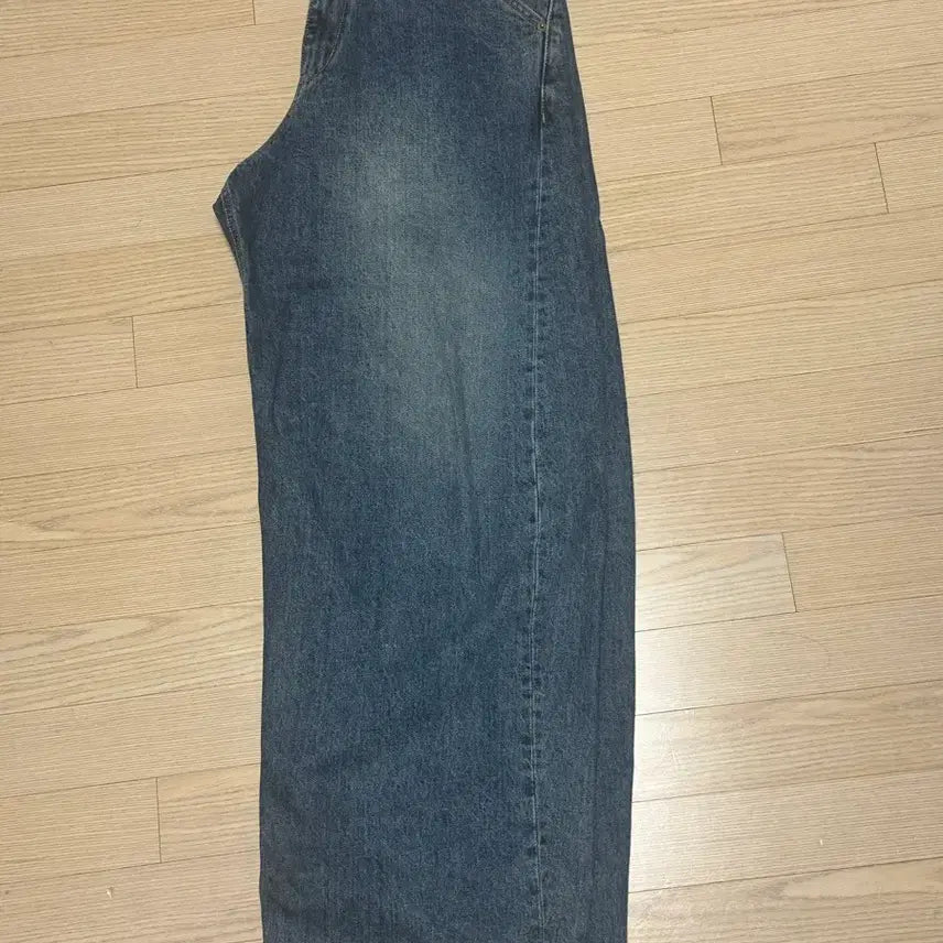 [BUNJANG] Hatching Room Wide Curve Jeans / [3]해칭룸 와이드 커브진 워시드 블루
