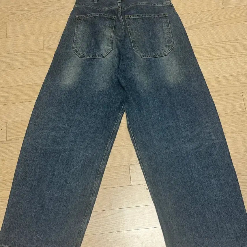 [BUNJANG] Hatching Room Wide Curve Jeans / [3]해칭룸 와이드 커브진 워시드 블루