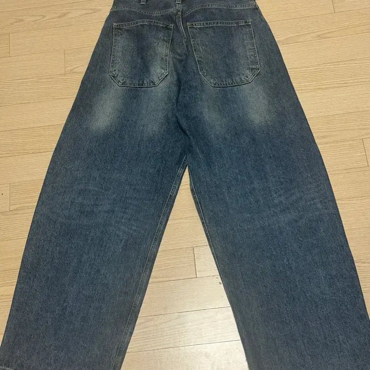 [BUNJANG] Hatching Room Wide Curve Jeans / [3]해칭룸 와이드 커브진 워시드 블루