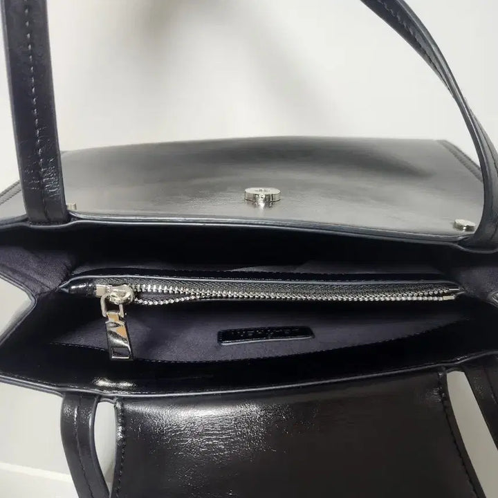 [BUNJANG] Leatherly Bolted Square Shoulder Bag / 레더리 볼티드 스퀘어 숄더백