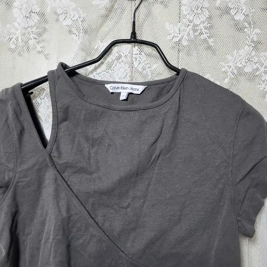 [BUNJANG] Calvin Klein Unbalanced Crop T-shirt / 캘빈클라인 언발란스 크롭 반팔 티셔츠