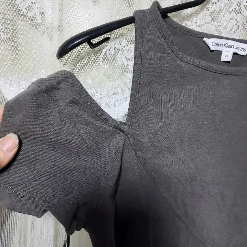 [BUNJANG] Calvin Klein Unbalanced Crop T-shirt / 캘빈클라인 언발란스 크롭 반팔 티셔츠