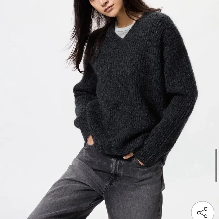 [BUNJANG] Uniqlo Fluffy V-Neck Knit Sweater / (새상품) 유니클로 플러피 v넥니트
