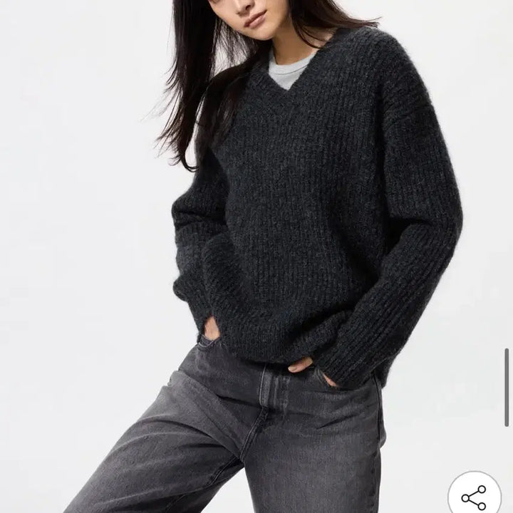 [BUNJANG] Uniqlo Fluffy V-Neck Knit Sweater / (새상품) 유니클로 플러피 v넥니트