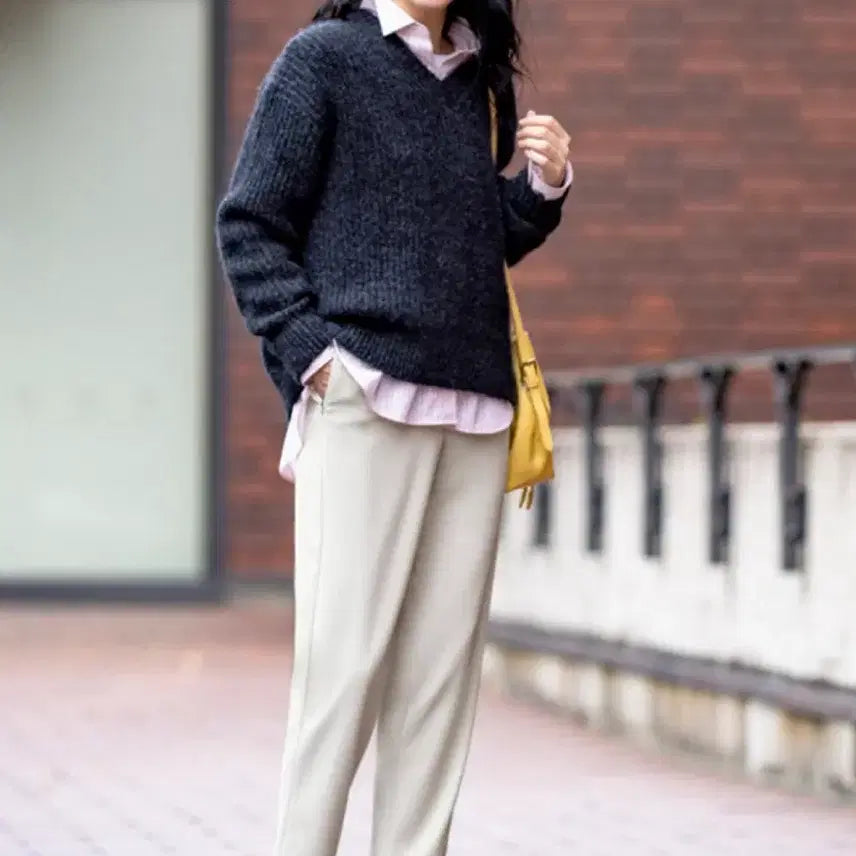 [BUNJANG] Uniqlo Fluffy V-Neck Knit Sweater / (새상품) 유니클로 플러피 v넥니트