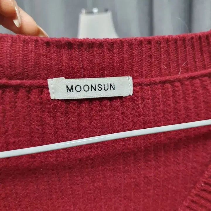 [BUNJANG] Moonseon Red Knit Top / 문선 펀칭 레드니트