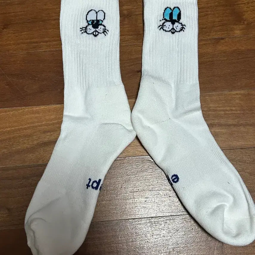 [BUNJANG] Embroidered White Socks / 캐릭터 자수 흰색 양말