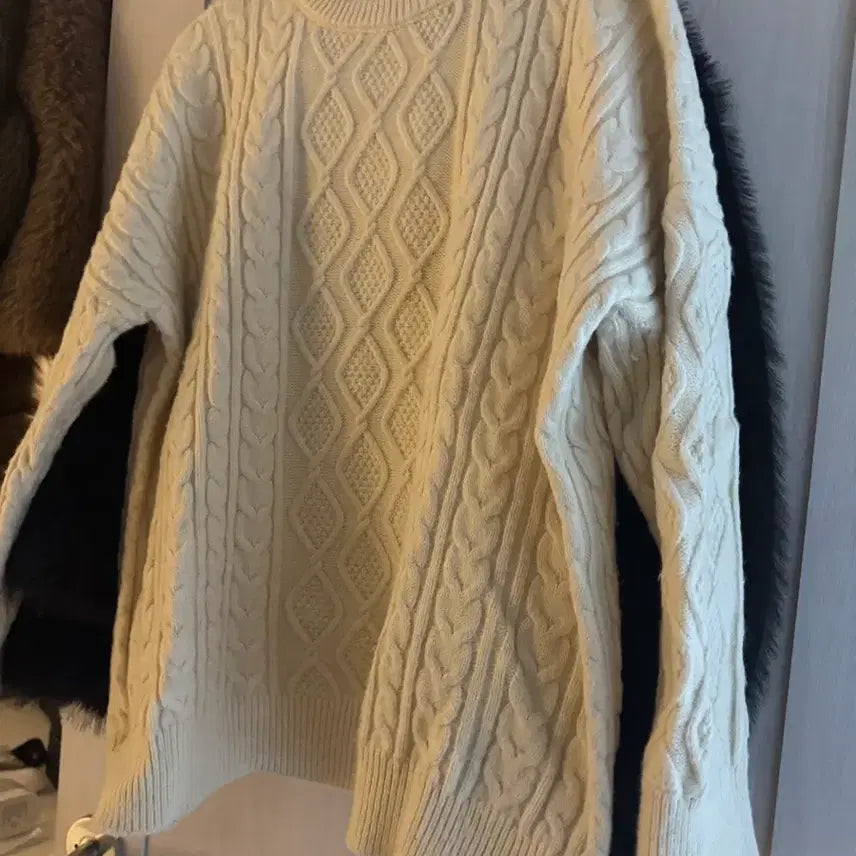 [BUNJANG] Ivory Cable Knit Sweater / (거의 새상품) 아이보리 꽈배기 무늬 니트