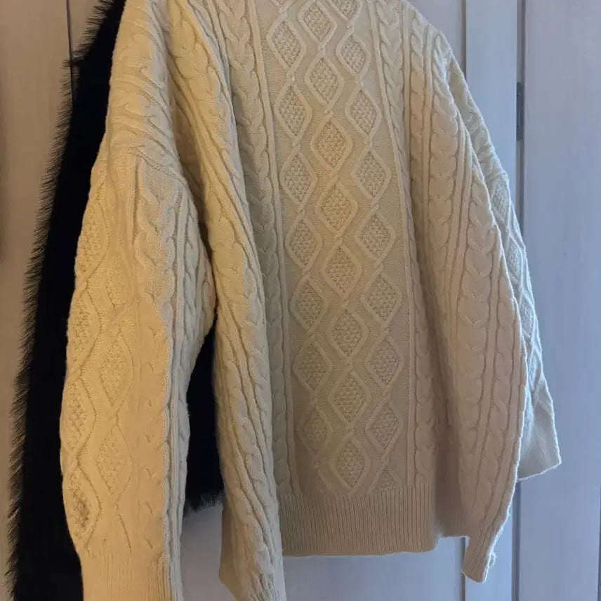 [BUNJANG] Ivory Cable Knit Sweater / (거의 새상품) 아이보리 꽈배기 무늬 니트