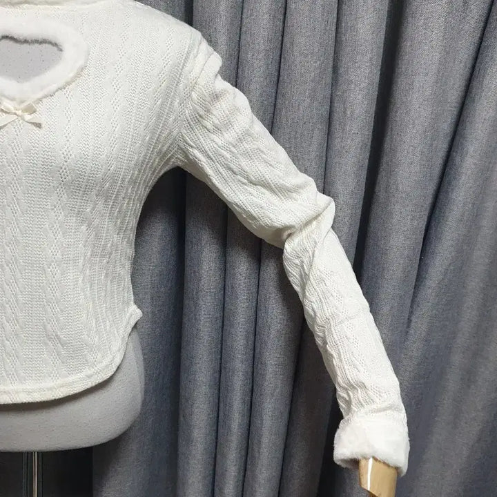 [BUNJANG] White Heart Slit Long Sleeve Shirt / 오프숄더 롱슬리브