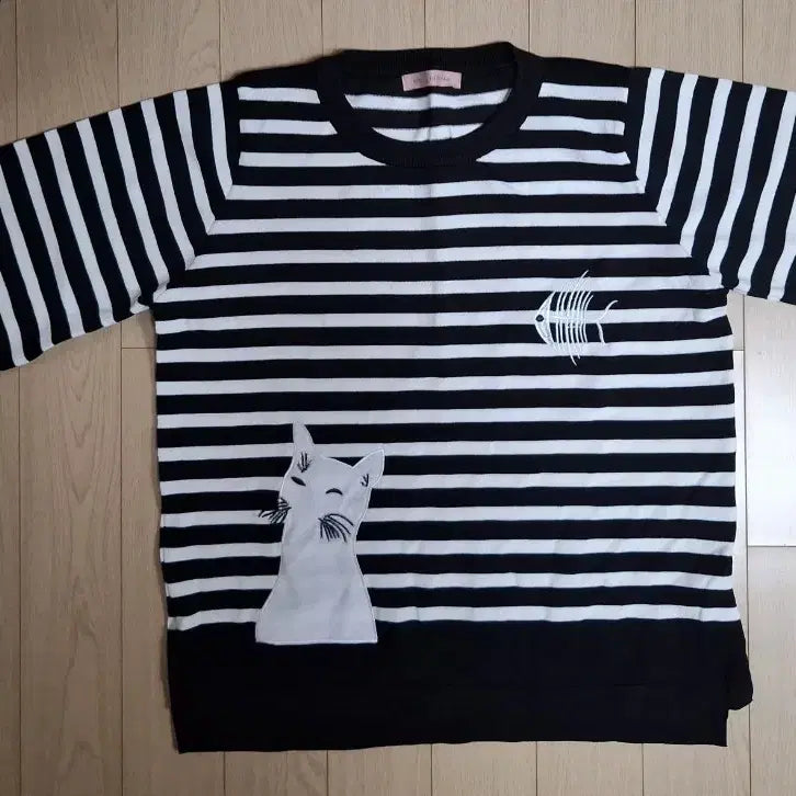 [BUNJANG] Black Stripe Cat and Fish Embroidered T-Shirt / 고양이/물고기 블랙 스트라이프 반팔 티셔츠