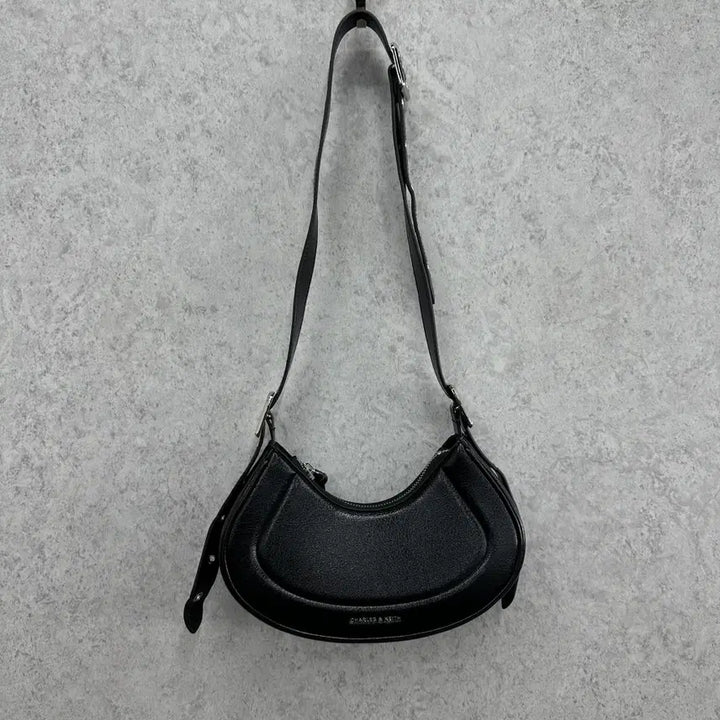 [BUNJANG] Charles & Keith Petra Curve Shoulder Bag / OS 찰스앤키스 페트라 커브 여자 숄더백