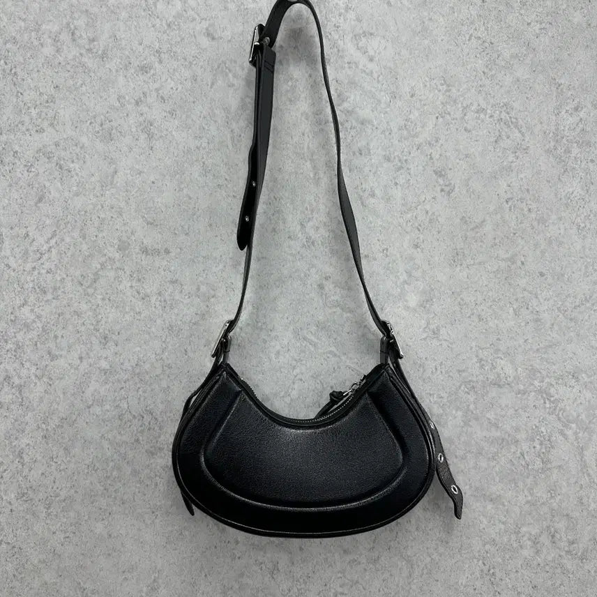 [BUNJANG] Charles & Keith Petra Curve Shoulder Bag / OS 찰스앤키스 페트라 커브 여자 숄더백