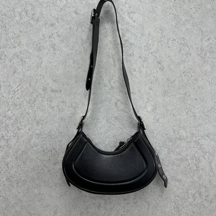 [BUNJANG] Charles & Keith Petra Curve Shoulder Bag / OS 찰스앤키스 페트라 커브 여자 숄더백