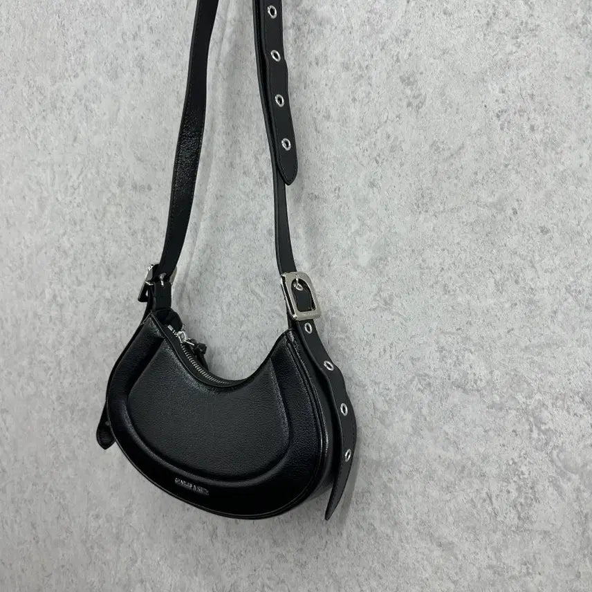 [BUNJANG] Charles & Keith Petra Curve Shoulder Bag / OS 찰스앤키스 페트라 커브 여자 숄더백