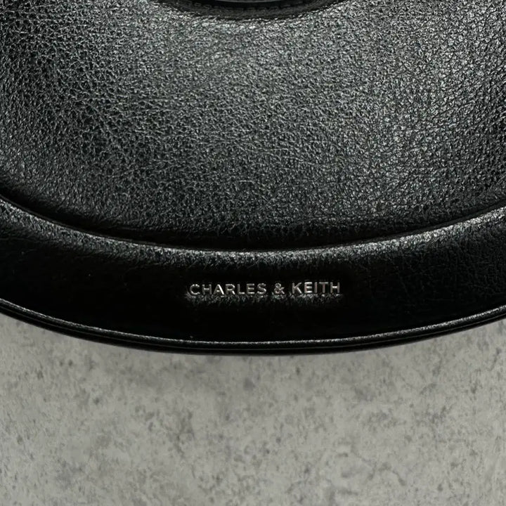 [BUNJANG] Charles & Keith Petra Curve Shoulder Bag / OS 찰스앤키스 페트라 커브 여자 숄더백