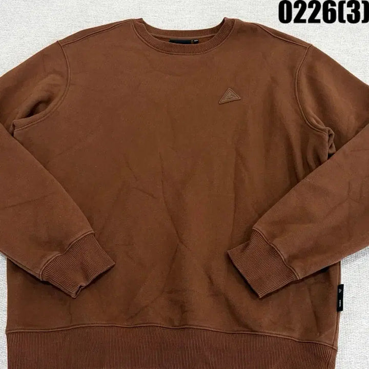 [BUNJANG] Nepa Brown Triangle Logo Sweatshirt (Size 100) / 100 네파 브라운 삼각 로고 맨투맨 티셔츠 0226(3)
