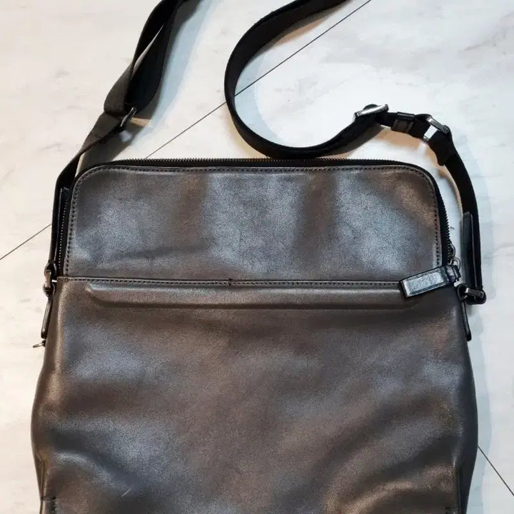 [BUNJANG] TUMI Leather Crossbody Bag / 투미 가죽 크로스백