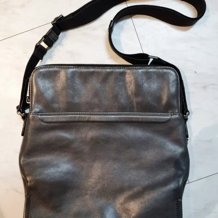 [BUNJANG] TUMI Leather Crossbody Bag / 투미 가죽 크로스백