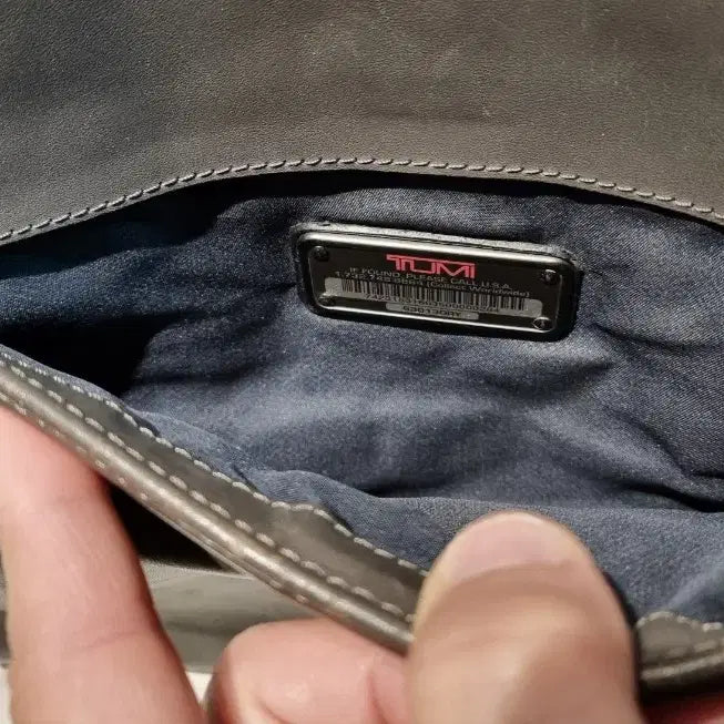 [BUNJANG] TUMI Leather Crossbody Bag / 투미 가죽 크로스백