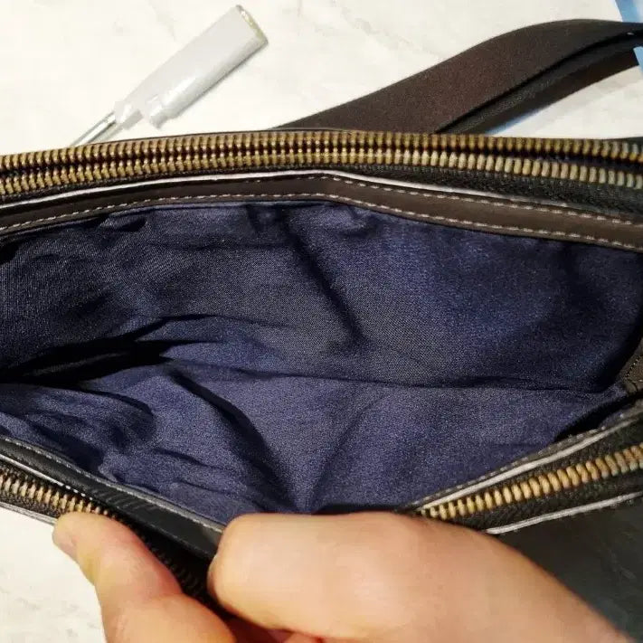 [BUNJANG] TUMI Leather Crossbody Bag / 투미 가죽 크로스백