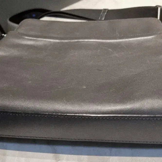 [BUNJANG] TUMI Leather Crossbody Bag / 투미 가죽 크로스백