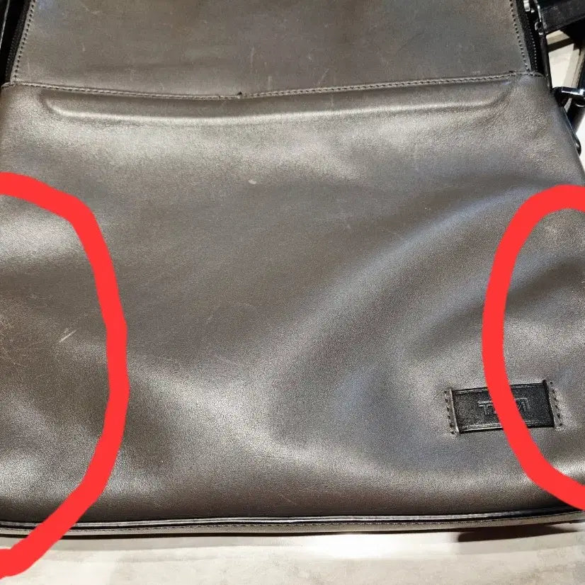 [BUNJANG] TUMI Leather Crossbody Bag / 투미 가죽 크로스백