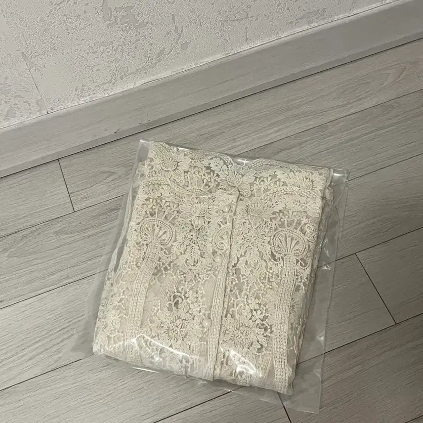 [BUNJANG] Mermaid Lace Pearl Blouse / 인어공주 레이스 진주 블라우스 프리사이즈