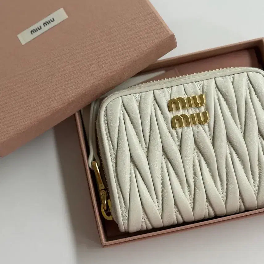 [BUNJANG] Miu Miu Matelassé White Zipper Card Wallet / [풀구성] 미우미우 마테라쎄 화이트 지퍼 카드지갑 판매팝니다