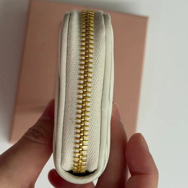 [BUNJANG] Miu Miu Matelassé White Zipper Card Wallet / [풀구성] 미우미우 마테라쎄 화이트 지퍼 카드지갑 판매팝니다