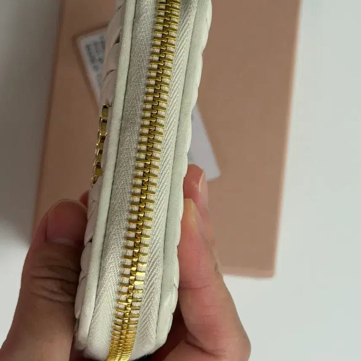 [BUNJANG] Miu Miu Matelassé White Zipper Card Wallet / [풀구성] 미우미우 마테라쎄 화이트 지퍼 카드지갑 판매팝니다