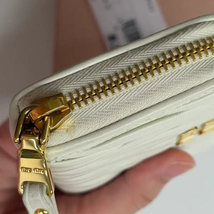 [BUNJANG] Miu Miu Matelassé White Zipper Card Wallet / [풀구성] 미우미우 마테라쎄 화이트 지퍼 카드지갑 판매팝니다
