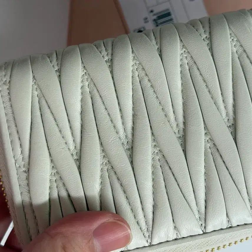 [BUNJANG] Miu Miu Matelassé White Zipper Card Wallet / [풀구성] 미우미우 마테라쎄 화이트 지퍼 카드지갑 판매팝니다