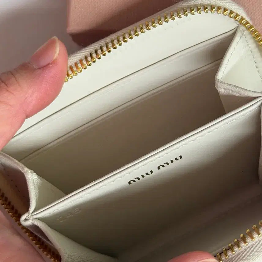 [BUNJANG] Miu Miu Matelassé White Zipper Card Wallet / [풀구성] 미우미우 마테라쎄 화이트 지퍼 카드지갑 판매팝니다
