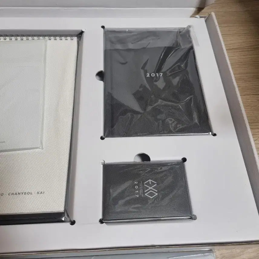 [BUNJANG] EXO 2017 Season's Greetings Bundle Set / 엑소 2017 시즌그리팅 풀셋양도.  EXO 시그 포카.엽서풀셋