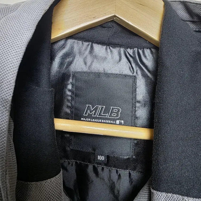 [BUNJANG] MLB White Sox Nylon Blouson Hooded Jacket (L) / [MLB] 남성 화이트삭스 나일론 블루종 후디재킷 100 (L)
