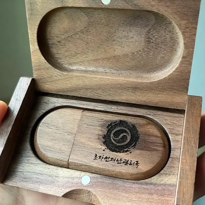 [BUNJANG] GyeDamChulGeun Disaster Management Bureau Engraved Wooden USB / 괴담출근 괴출 재관국 재난관리국 비공굿 usb