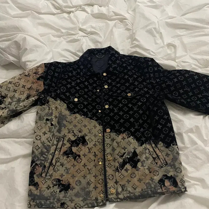 [BUNJANG] Louis Vuitton Monogram Bleach Black Denim Jacket / 루이비통 모노그램 블리치 블랙 데님 자켓(초특가)