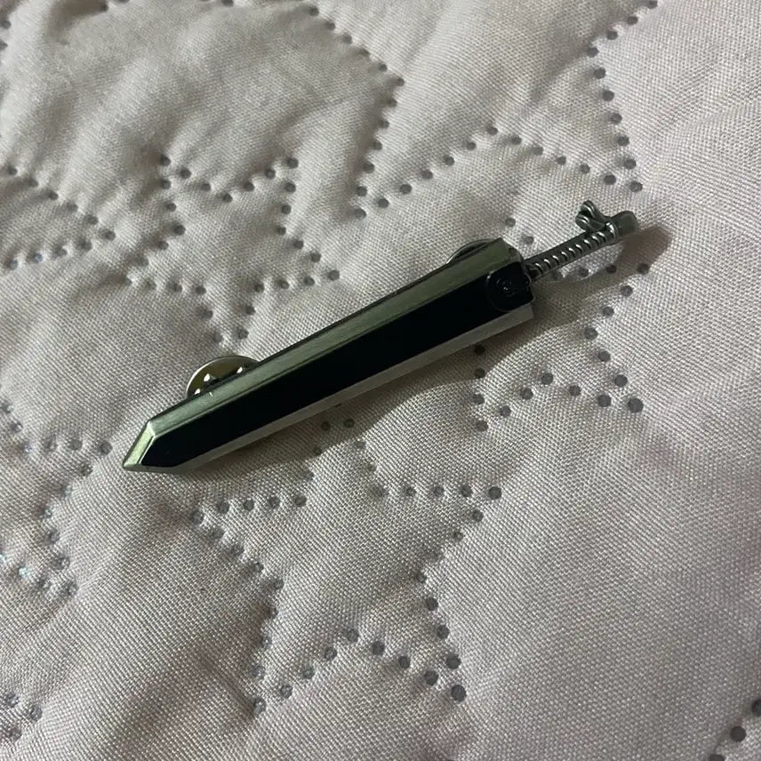 [BUNJANG] Berserk Guts Dragon Slayer Badge / 베르세르크 전시회 특전 가츠 드래곤 슬레이어 뱃지