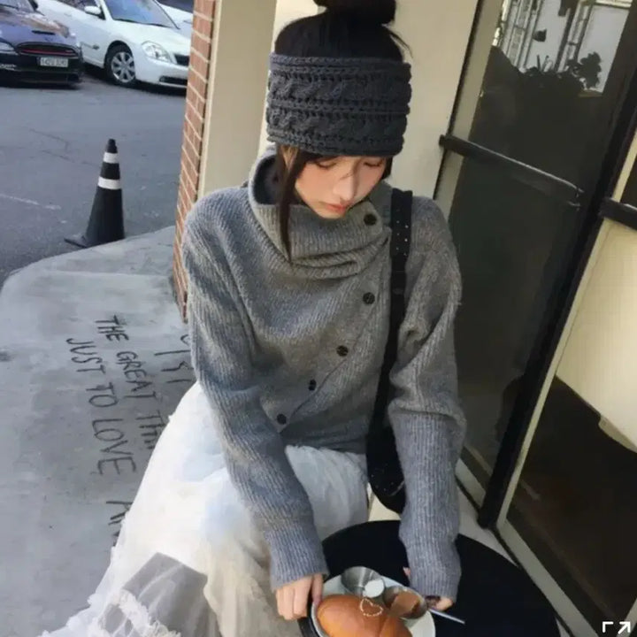 [BUNJANG] Modi Mood High Neck Big Button Knit Top / 교신ㅇ모디무드 하이넥 카라 빅버튼 핸드워머 터틀 니트 루즈핏 언발 골지