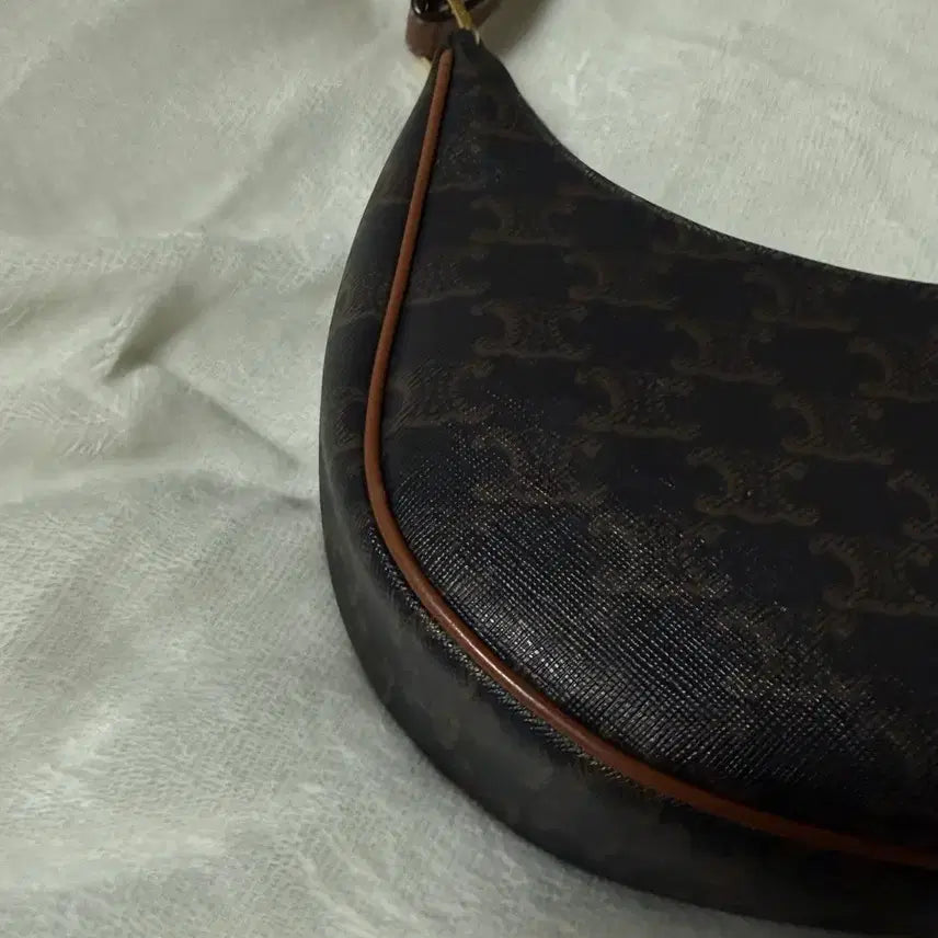 [BUNJANG] Celine Triomphe Ava Bag Medium / 셀린느 트리옹프 아바백 호보백 미디움