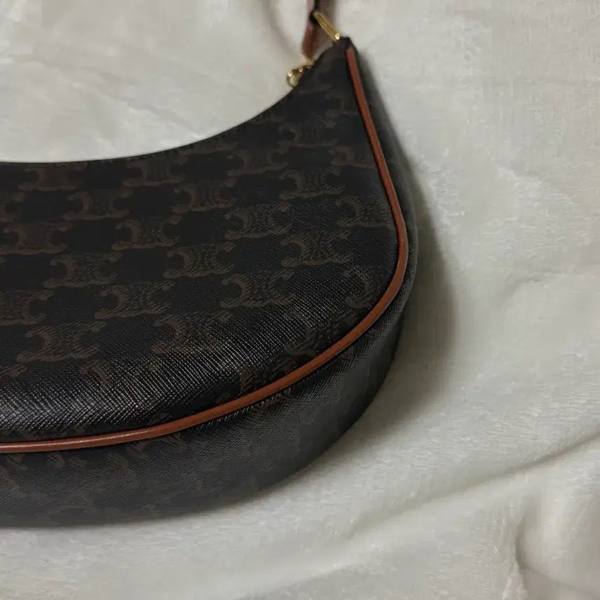 [BUNJANG] Celine Triomphe Ava Bag Medium / 셀린느 트리옹프 아바백 호보백 미디움