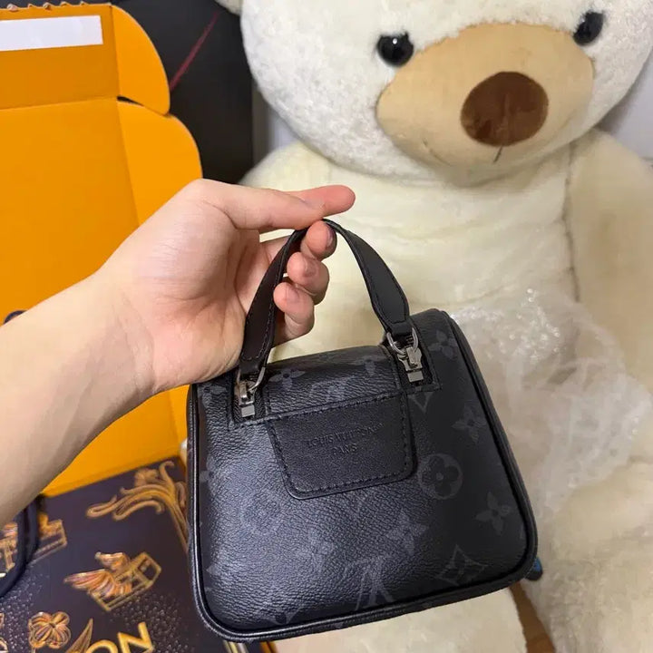 [BUNJANG] Louis Vuitton Eclipse Dopp Kit Clutch / 루이비통 이클립스 돕키트 정품