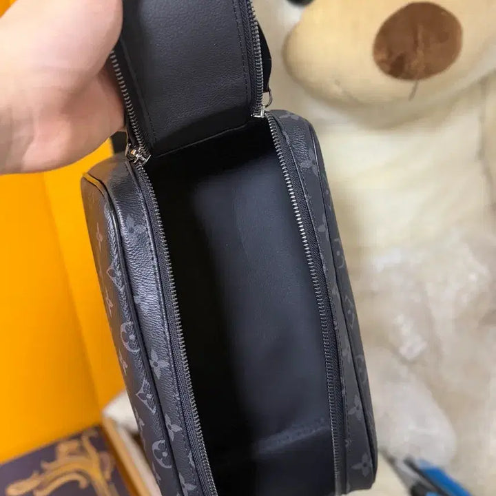 [BUNJANG] Louis Vuitton Eclipse Dopp Kit Clutch / 루이비통 이클립스 돕키트 정품