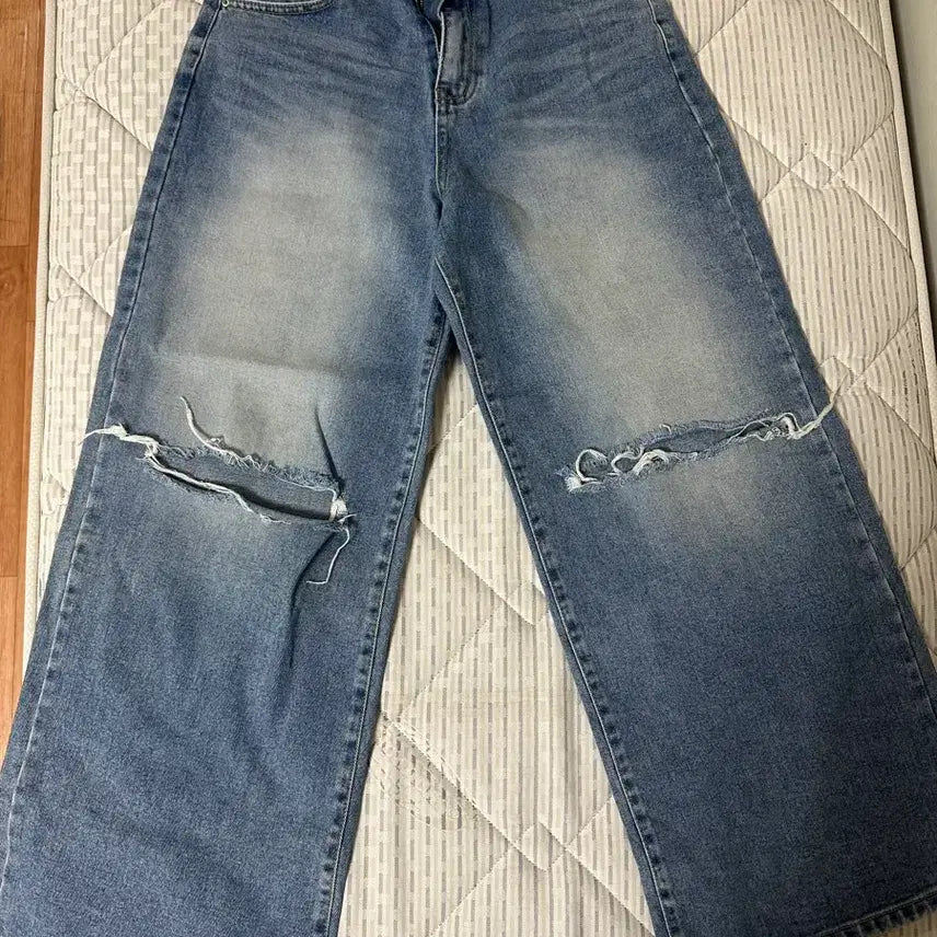 [BUNJANG] Khaki Point Slit Denim Pants / 카키포인트 슬릿 데미지 데님 팬츠