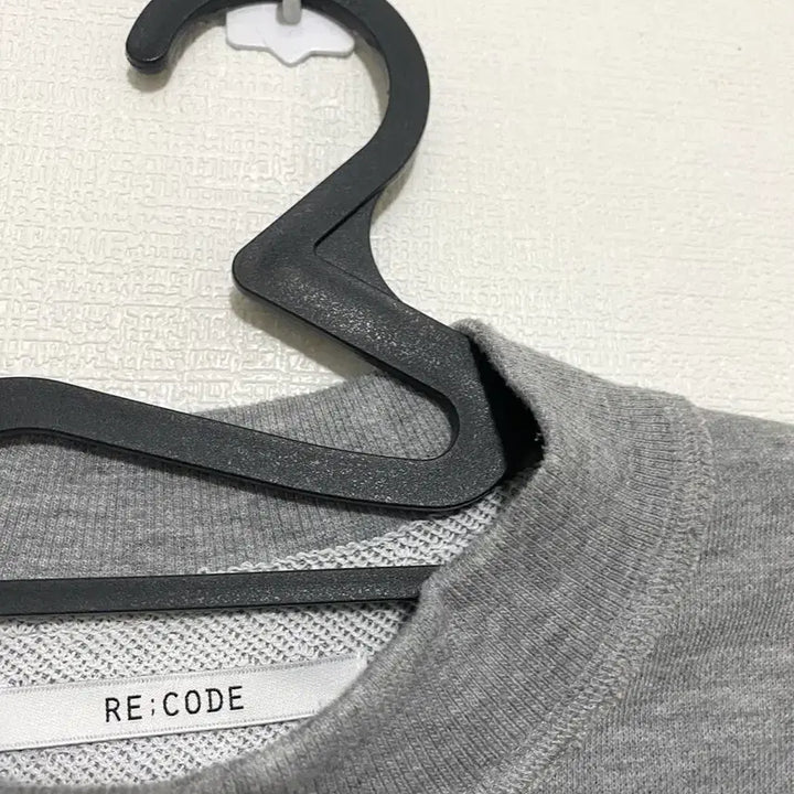 [BUNJANG] RE;CODE Cutout Detail T-shirt / RE;CODE (래코드) 어깨 트임 티셔츠 23SS