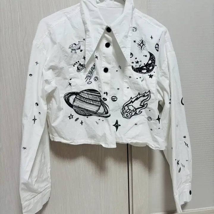 [BUNJANG] White Cosmos Pattern Crop Shirt / 화이트 우주 패턴 크롭 셔츠/ 일러스트