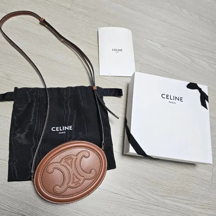 [BUNJANG] Celine Triomphe Oval Purse Tan / 셀린느 퀴르 트리옹프 오벌 펄스 탄